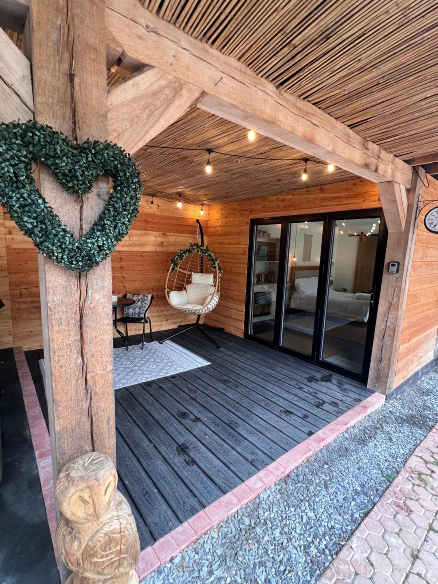Luxury Courtyard Studio In Лланголлен Экстерьер фото