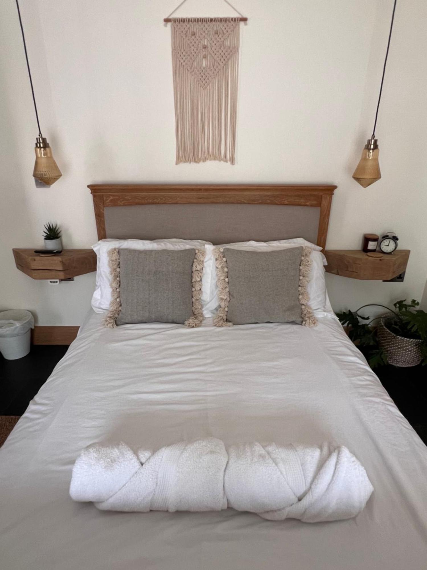 Luxury Courtyard Studio In Лланголлен Экстерьер фото